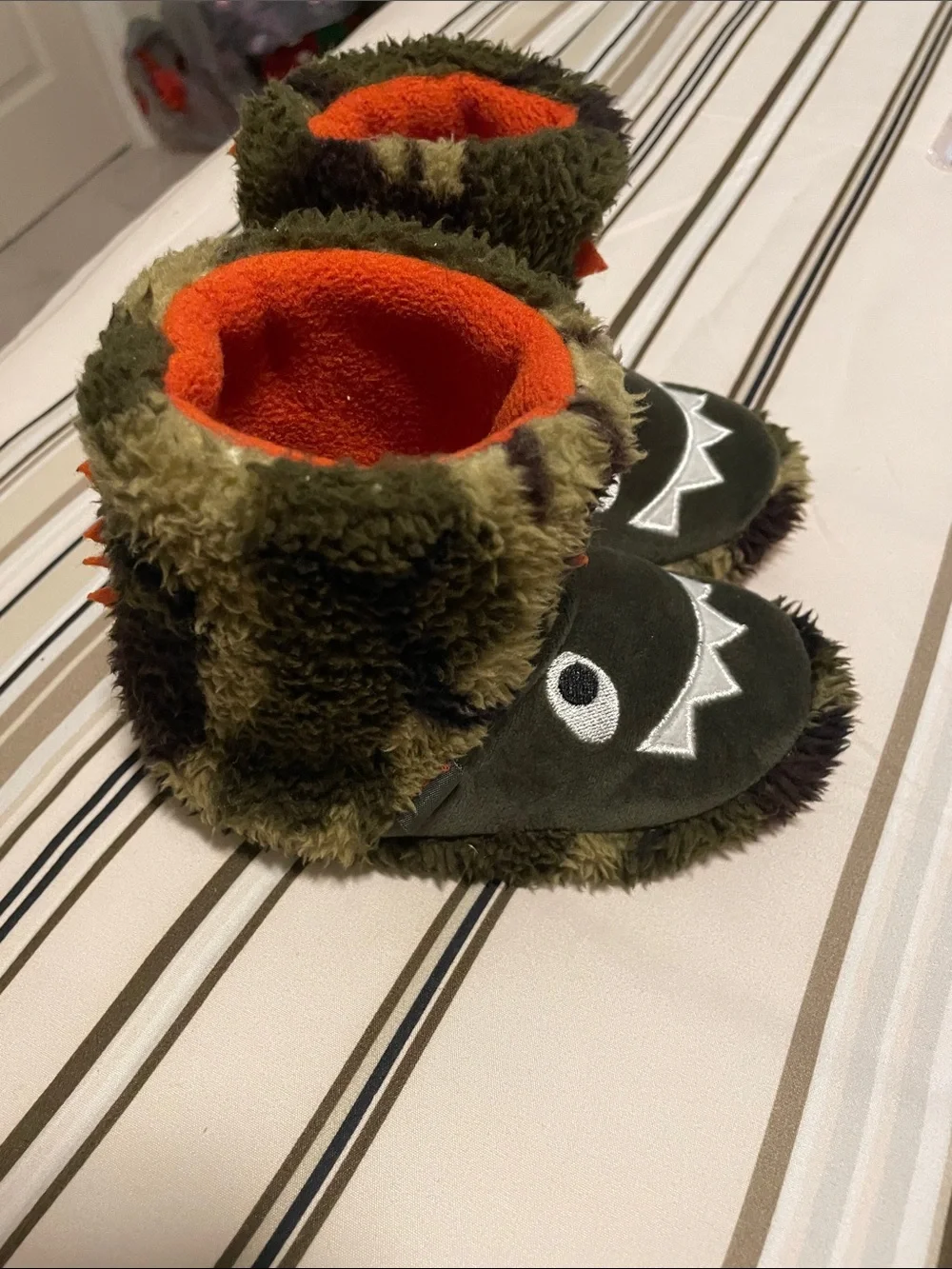 Totes Cute Camo Monster Slippers size 7 / 8